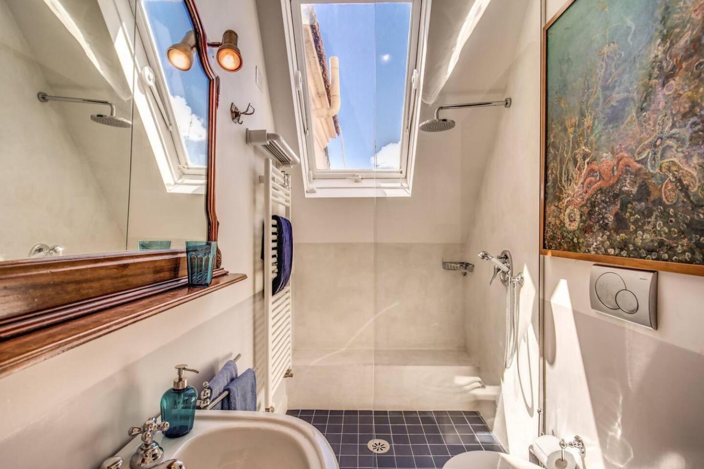 Attic With Terrace Overlooking St Peters Basilica Rom Exterior foto