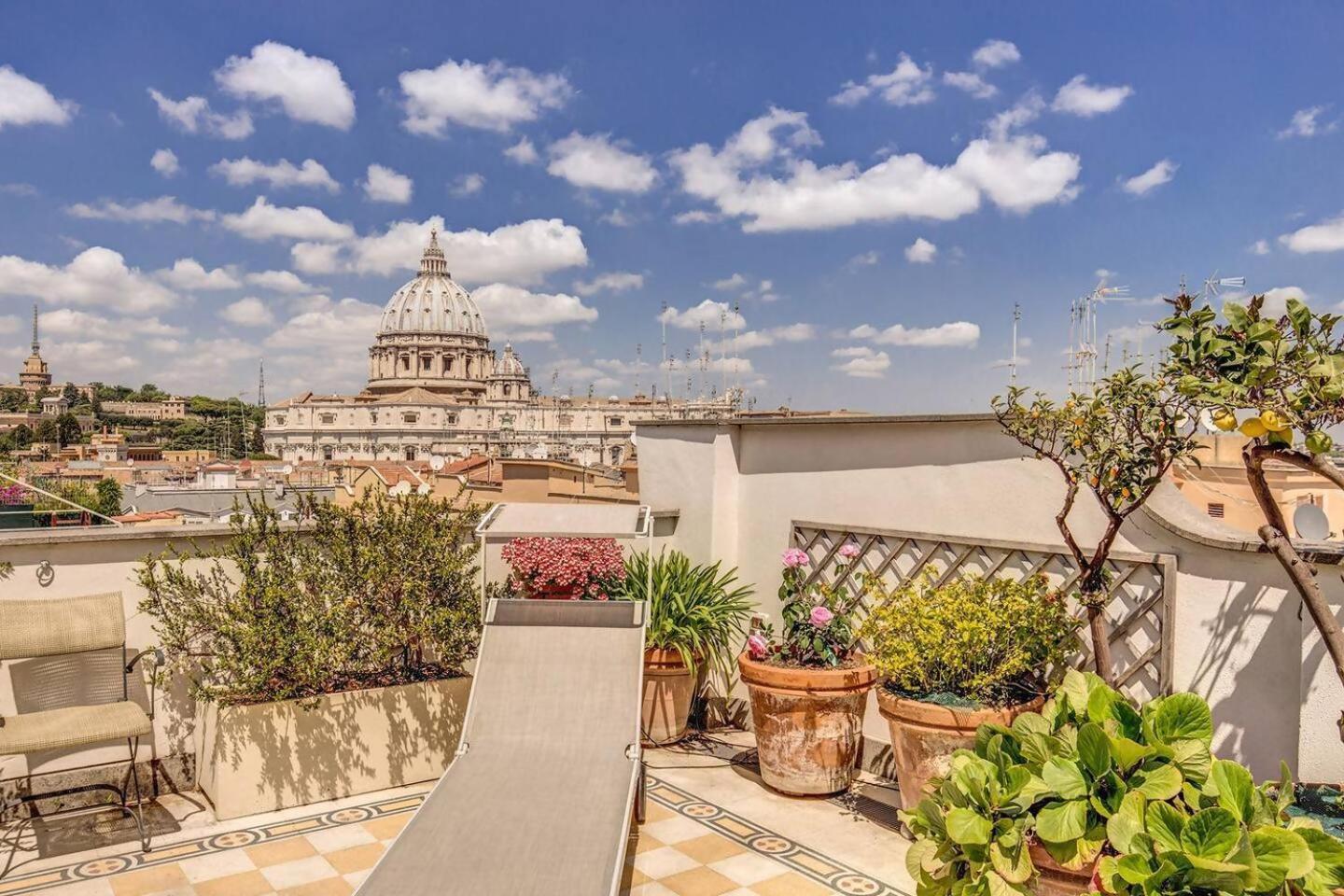 Attic With Terrace Overlooking St Peters Basilica Rom Exterior foto