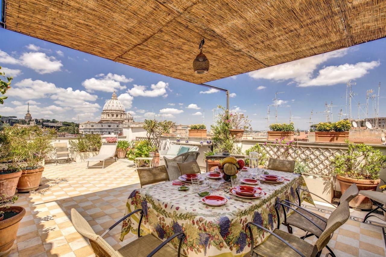 Attic With Terrace Overlooking St Peters Basilica Rom Exterior foto